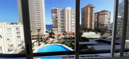 Ofertas en Apartamento Mediterraneo, muy centrico, en Plaza Triangular, soleado, con jardines y piscina y la playa enfrente andando, con parking exterior comunitario (Apartamento), Benidorm (España)