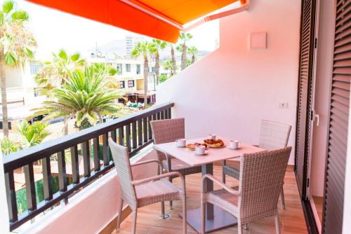 Ofertas en Apartment with 2 bedrooms in Playa de la Americas with wonderful city view balcony and WiFi 200 m from the beach (Apartamento), Playa de las Américas (España)