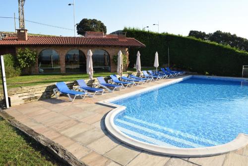 Ofertas en el Apartment with 2 bedrooms in Mogro with wonderful sea view private pool enclosed garden (Apartamento) (España)