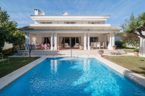 Ofertas en el Cozy 5 Bedroom Villa in Los Monteros Beach, Marbella (Casa o chalet) (España)