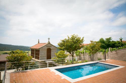Ofertas en el House with 4 bedrooms in Cuntis with wonderful mountain view private pool enclosed garden 18 km from the beach (Casa o chalet) (España)