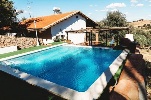 Ofertas en el Villa with 3 bedrooms in Monesterio with wonderful mountain view private pool enclosed garden (Villa) (España)