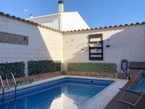Ofertas en el Villa with 4 bedrooms in Mota del Cuervo with wonderful city view private pool enclosed garden (Villa) (España)