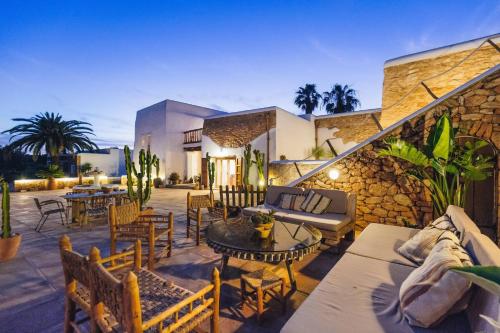 Ofertas en Elegant Villa with Private Pool & Hot Tub, Ibiza Villa 1010 (Villa), Santa Eulària des Riu (España)