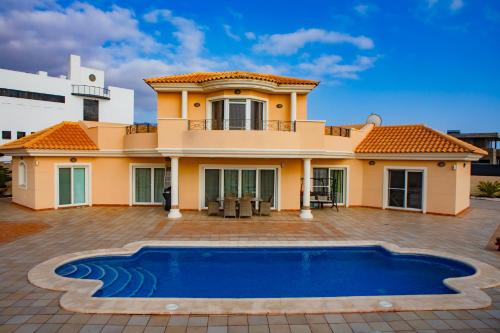 Ofertas en Luxury villa with heated pool (Villa), Playa Paraíso (España)