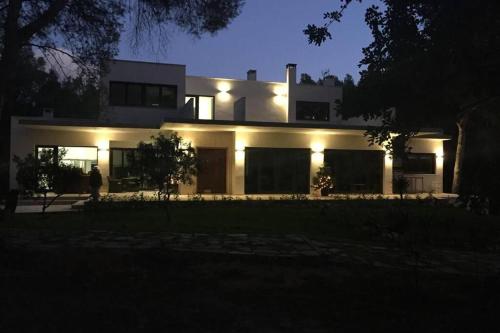 Ofertas en Magnifica Villa a los pies de la Sierra Calderona con capacidad para 24 personas (Villa), Olocau (España)
