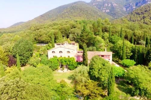 Ofertas en Mansion with 9 bedrooms in Sales de Llierca with wonderful mountain view private pool furnished garden 68 km from the slopes (Casa o chalet), Sales del Llierca (España)