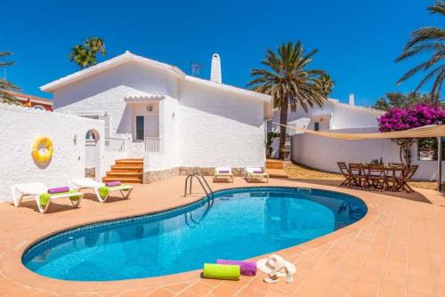 Ofertas en San Jaime Mediterraneo Villa Sleeps 4 with Pool Air Con and WiFi (Villa), Son Bou (España)