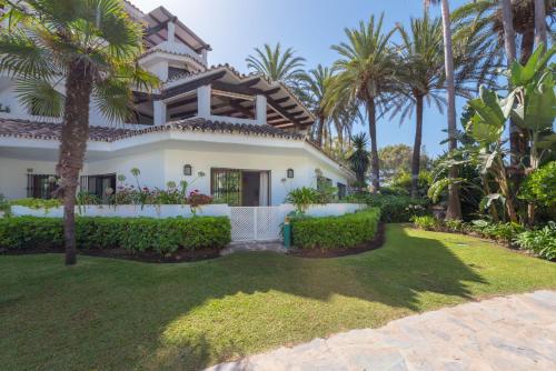 Ofertas en Spacious frontline beach apartment with sea view, 20 metres from Golden Beach! (Apartamento), Marbella (España)