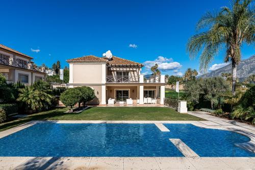 Ofertas en Spectacular 5 bedroom villa close to Puerto Banus (Villa), Marbella (España)