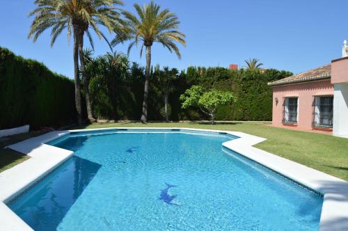 Ofertas en VILLA 34121043 GOLDEDN MILE MARBELLA, 7 BEDROOMS, SLEEPS 14, HUGE PRIVATE POOL, JUST 300m FROM BEACH (Villa), Marbella (España)