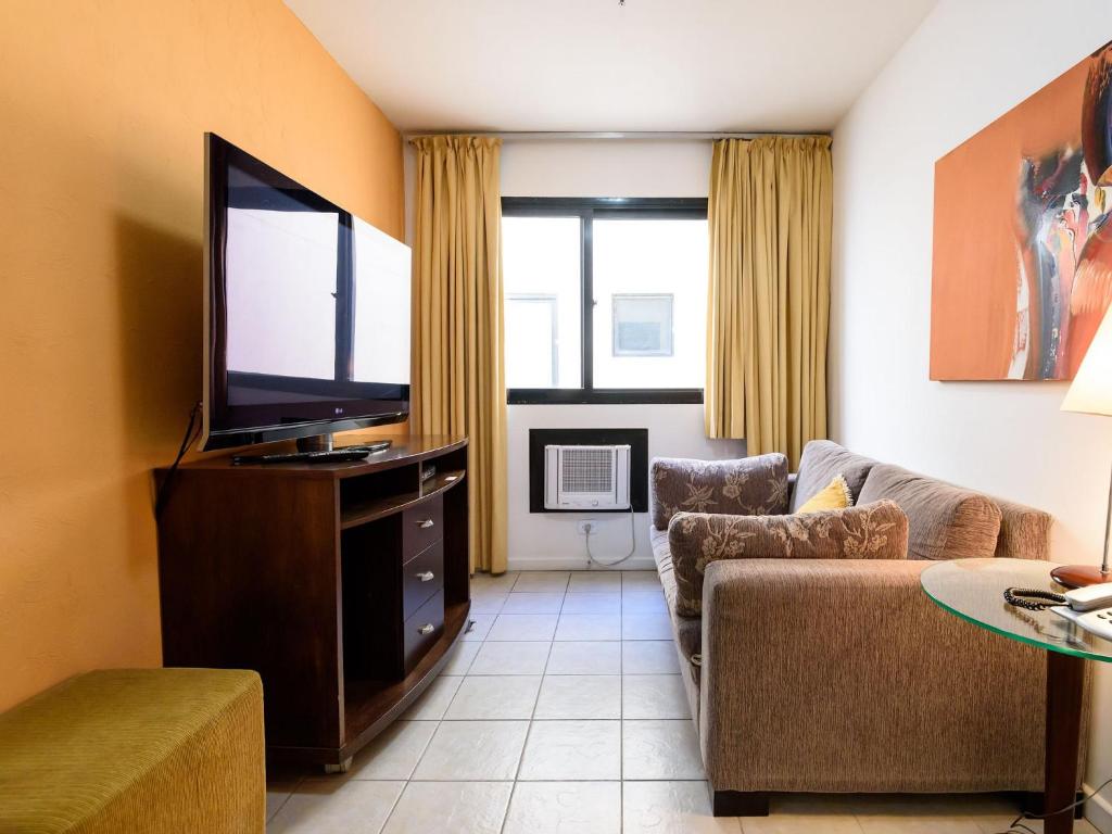 Apartamento Omar do Rio - FO 407 ApartHotel com Garagem, Piscina, Sauna e Academia a 50 metros da Praia de Ipanema e 300 metros da Praia de Copacabana