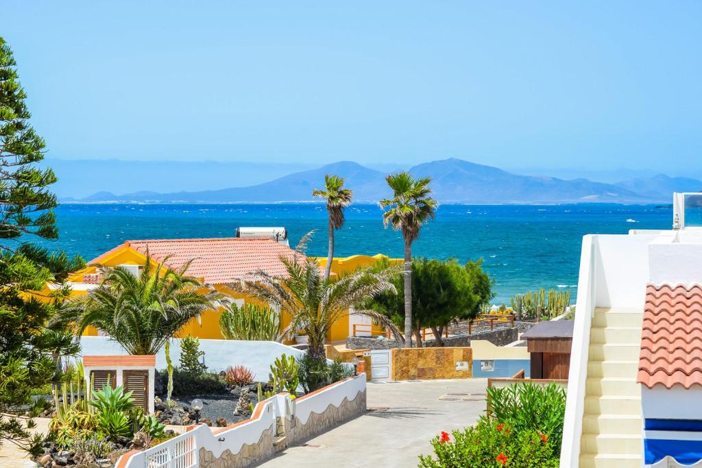 Villa Bohemian Seafront "Villa Paradise" with BBQ, Garden, Terrace & Free Wifi by Holidays Home