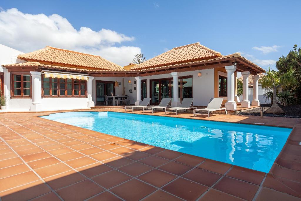 Villa Family Villa "Relax" with Private Pool, BBQ & Free Wifi by Holidays Home