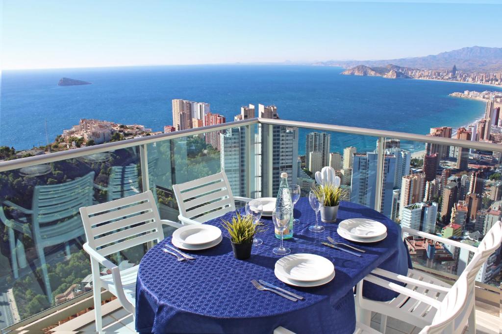 Apartamento High rise apartment on the 39th floor with private terrace and sea views