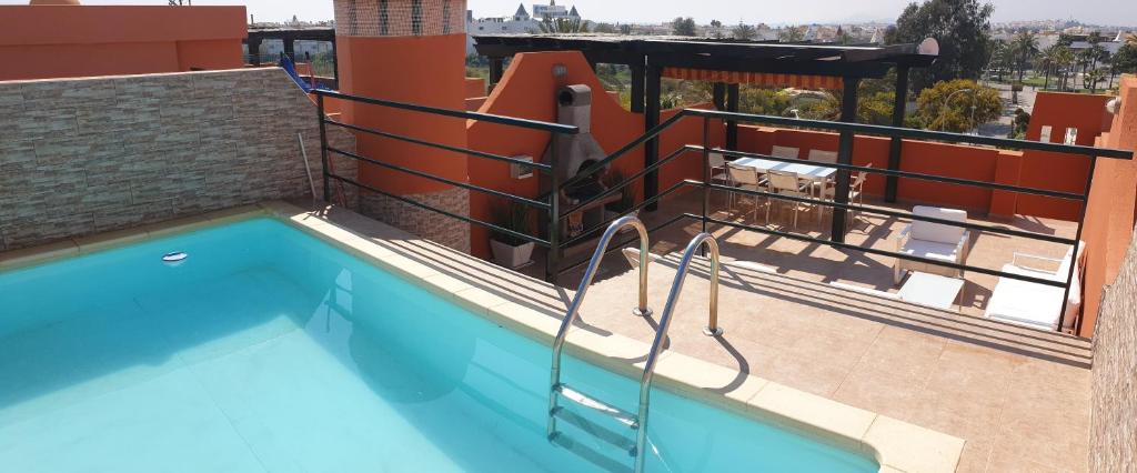 Apartamento Homes of Spain, Ático con piscina privada y vistas al mar, 50m de la playa, WIFI