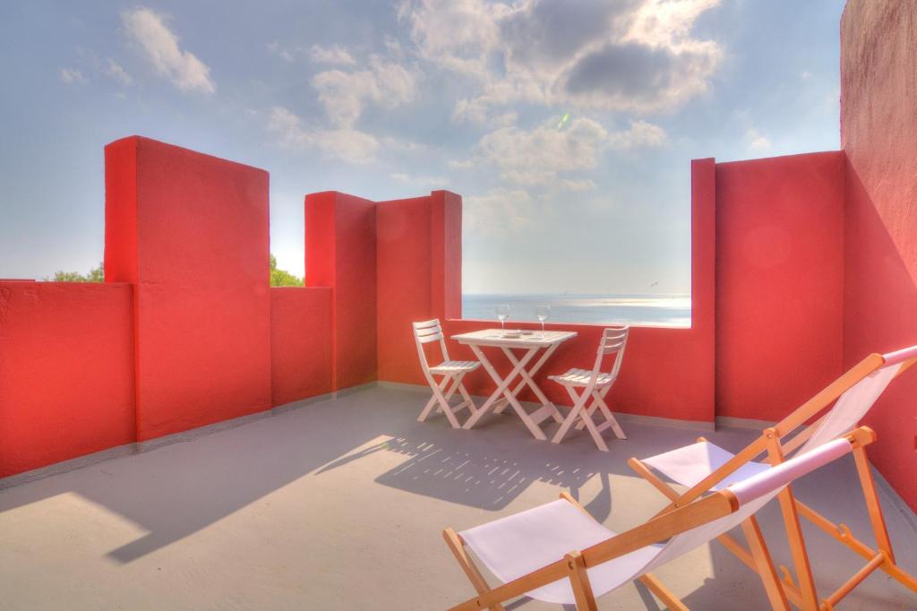 Apartamento Studio in the Red Wall building by Ricardo Bofill - MURALLA ROJA