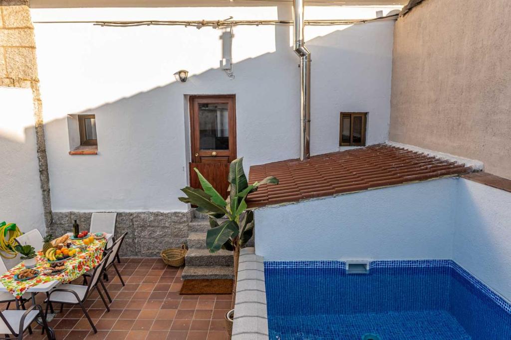 Casa o chalet Valsain Lodge con piscina y patio privado