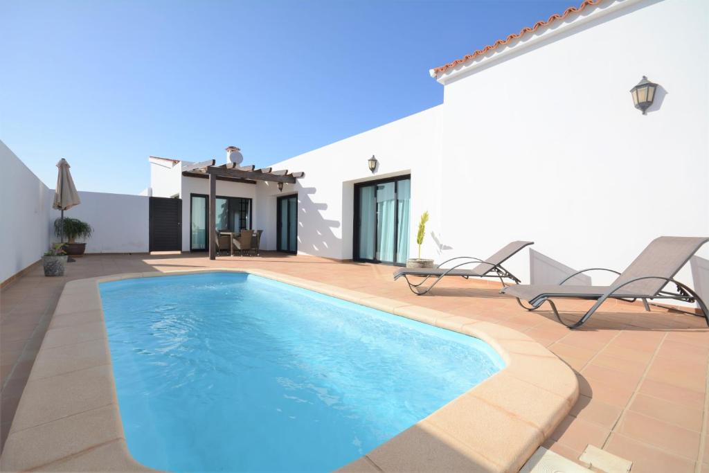 Villa Beautiful spacious villa with heated pool and fast WiFi Lajares