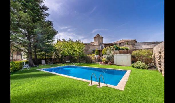 Villa Bellmunt d'Urgell Villa Sleeps 10 with Pool