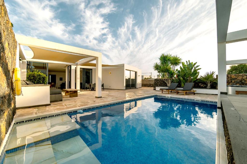 Villa Casa Chani with heated pool in El Roque
