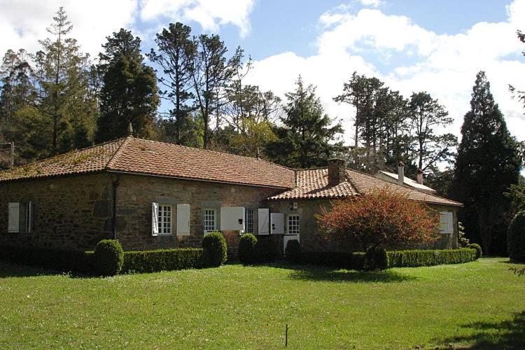 Villa Casa del siglo XIX con horreo.