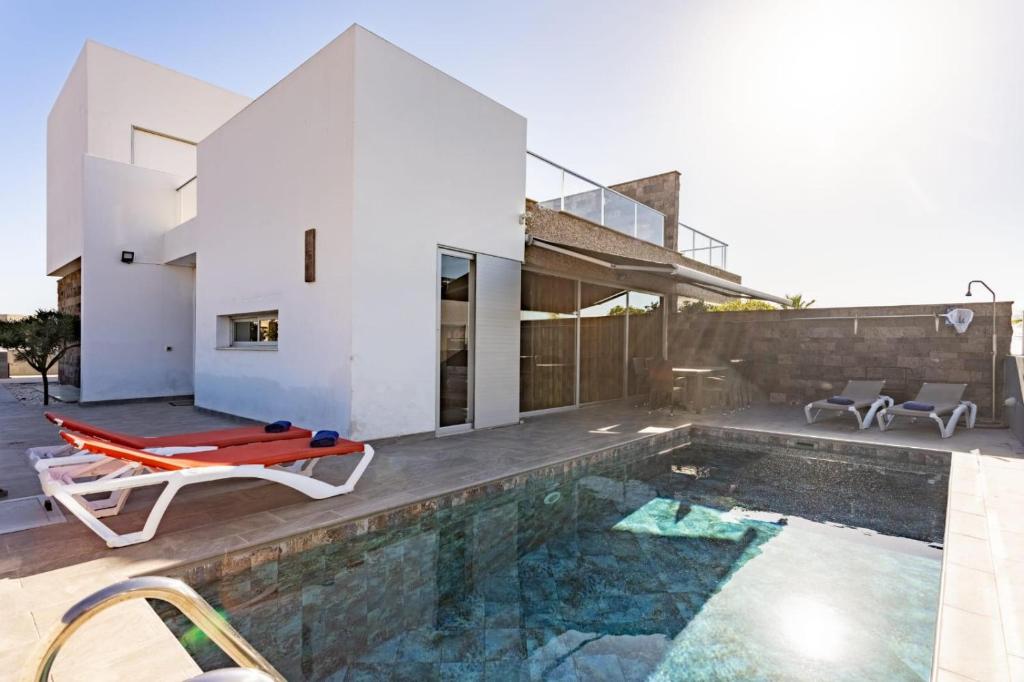 Villa Luxury 5-Bed Villa in Costa Adeje Tenerife