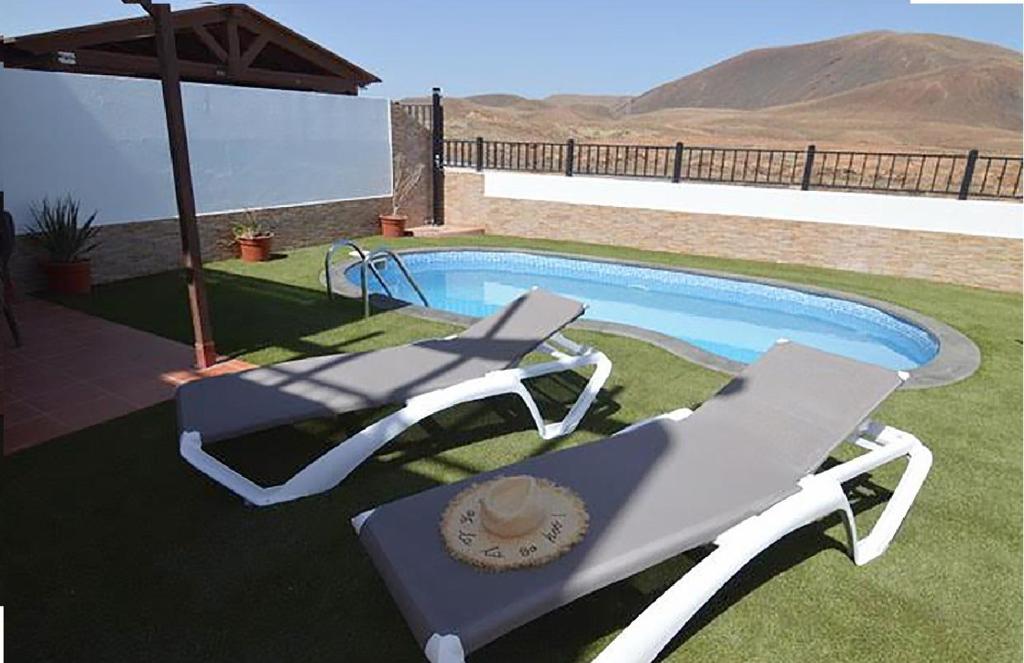 Villa Villa Blue with Private Pool, BBQ, Wifi - suitable for Families by Holidays Home
