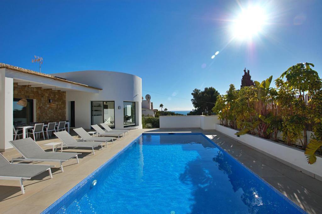 Villa "Villa Feliz" 5 Star holiday home with sea views close to Moraira