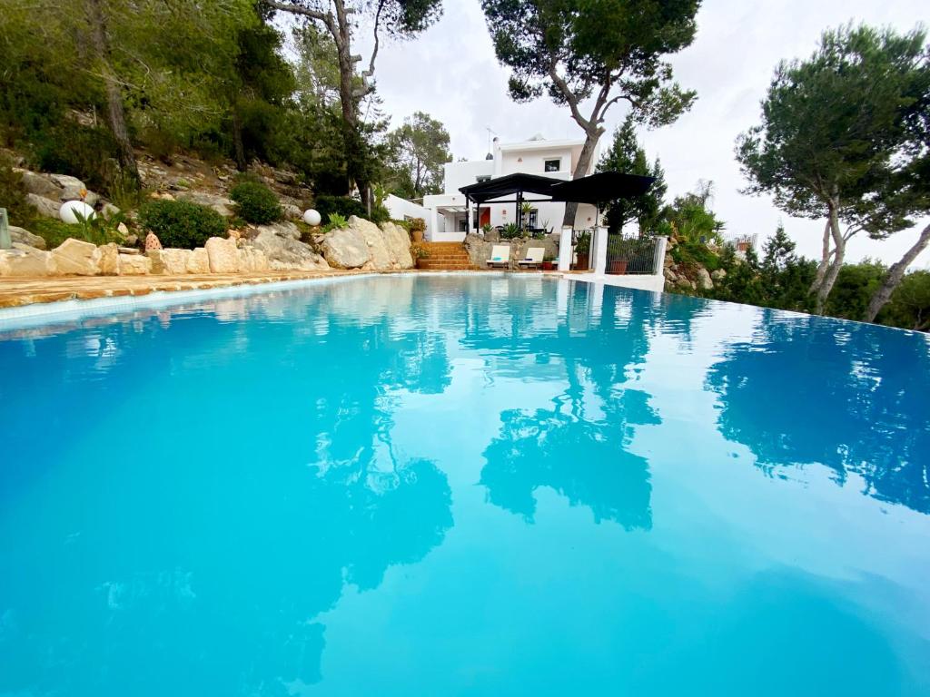 Villa Villa La Piedra Ibiza con vistas al mar, a la montaña y piscina,