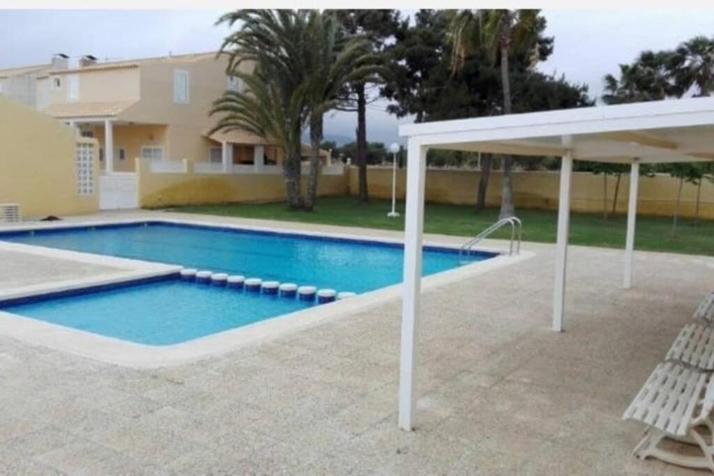 Apartamento Bungalow con terraza, piscina, al lado de la playa