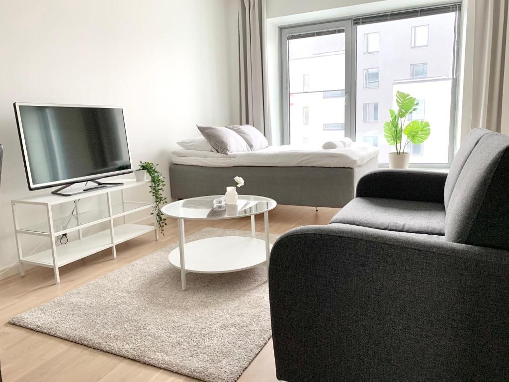 Apartamento City Home Finland Big Luxury Suite - Spacious Suite with Own Sauna, One Bedroom and Furnished Balcony next to Train Station