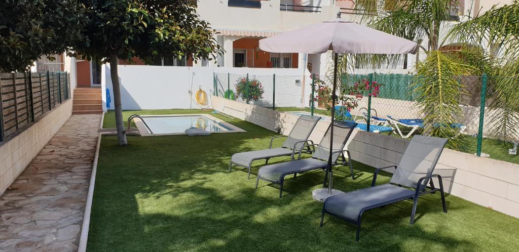 Apartamento Homes of Spain, Bajo con jardín y piscina privada a 50m de la playa, WIFI