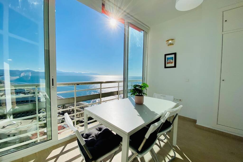 Apartamento ¡Magníficas vistas al mar! Piscina y wifi gratis