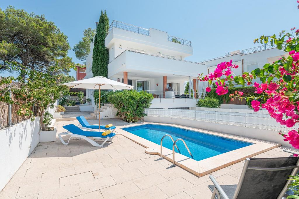 Villa Villa Violeta for 8 with swimming pool and beach views