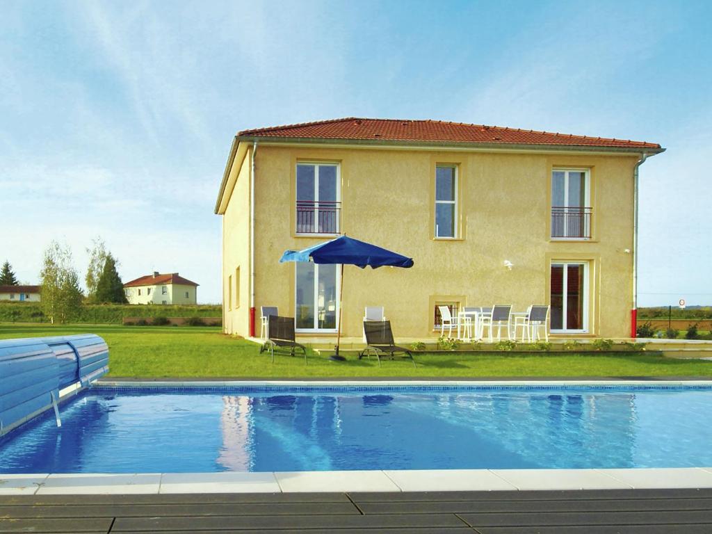 Casa o chalet Huge Holiday Home in Lotharingen with Private Swimming Pool