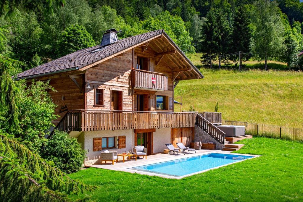 Chalet de montaña Real find mountain chalet sleeps 8 enjoy the views from the hot tub or relax in the sauna great skiing nearby