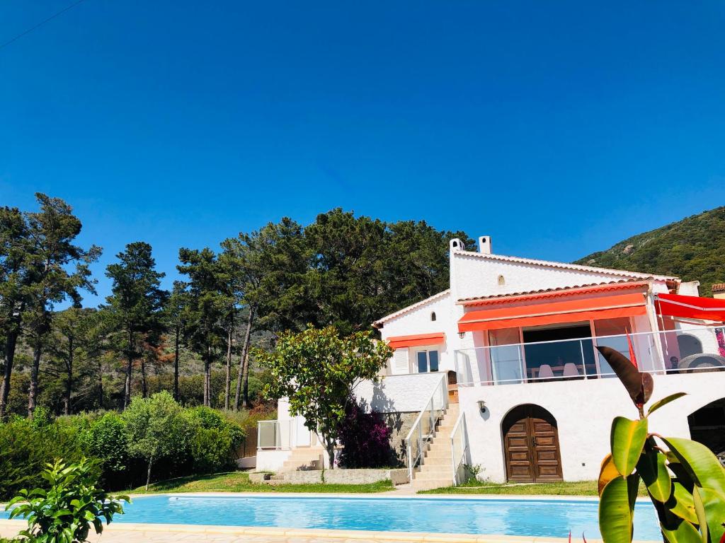 Villa Charmante villa 2 chambres avec magnifique vue mer et piscine, Sagone, Corse