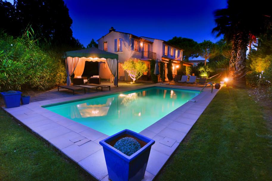 Villa Saint Tropez VILLA dans petit domaine clos et gardienne 500m de la mer