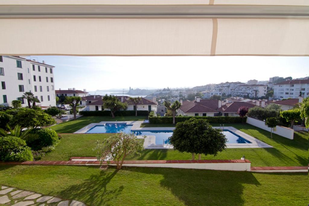 Apartamento Apartamento Balmins, acogedor que consta de terraza con hermosas vistas a la piscina al aire libre- Pet Friendly by GLOBALSITGES