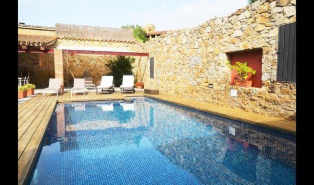 Apartamento Apartment in Pals Sleeps 4 with Pool and Air Con