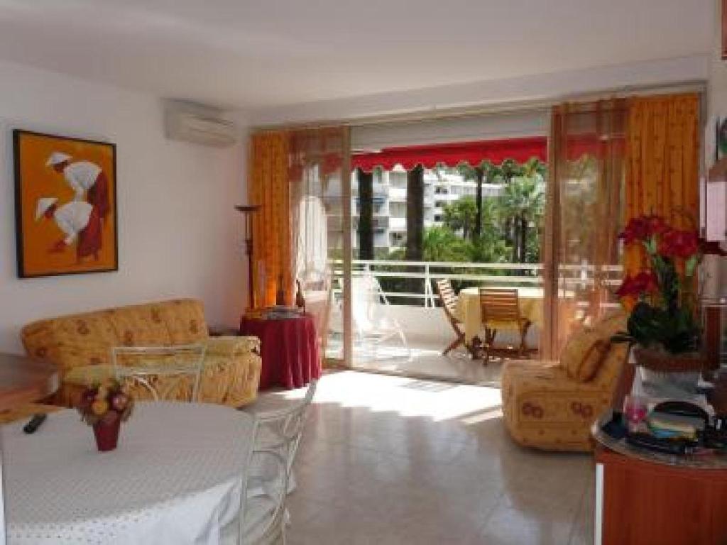 Apartamento One bedroom apartment in Cannes walking distance from the beaches and shopping of central Cannes 878