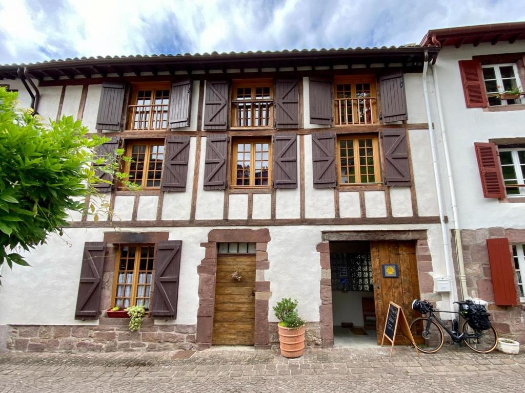 Albergue Gite de la Porte Saint Jacques: a hostel for pilgrims