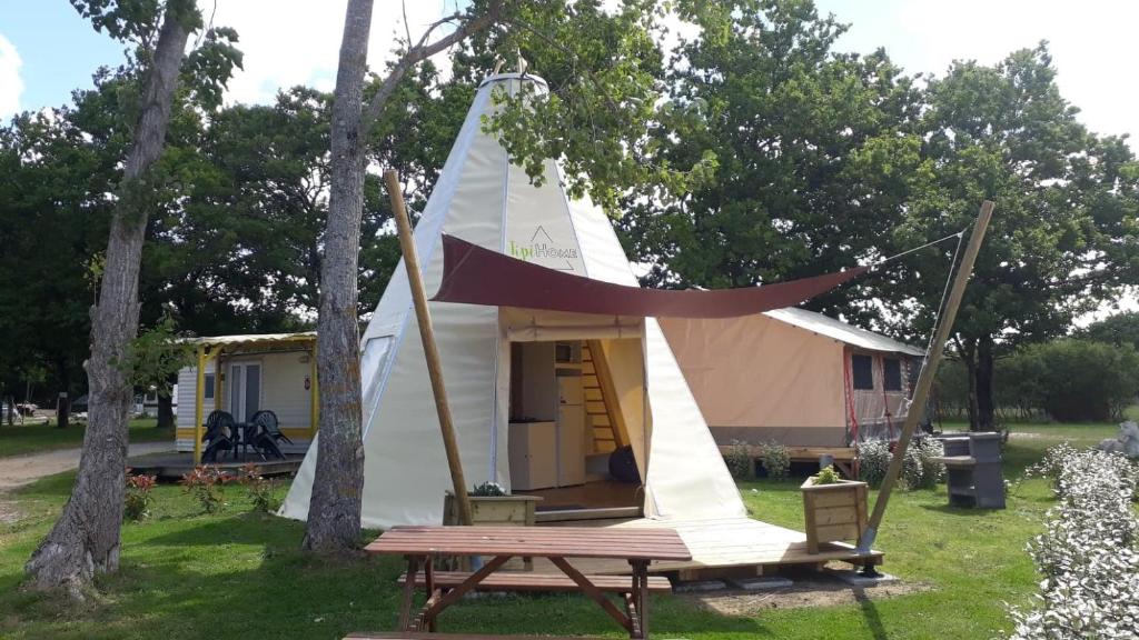 Camping Tipi Les P'tites Maisons dans la Prairie