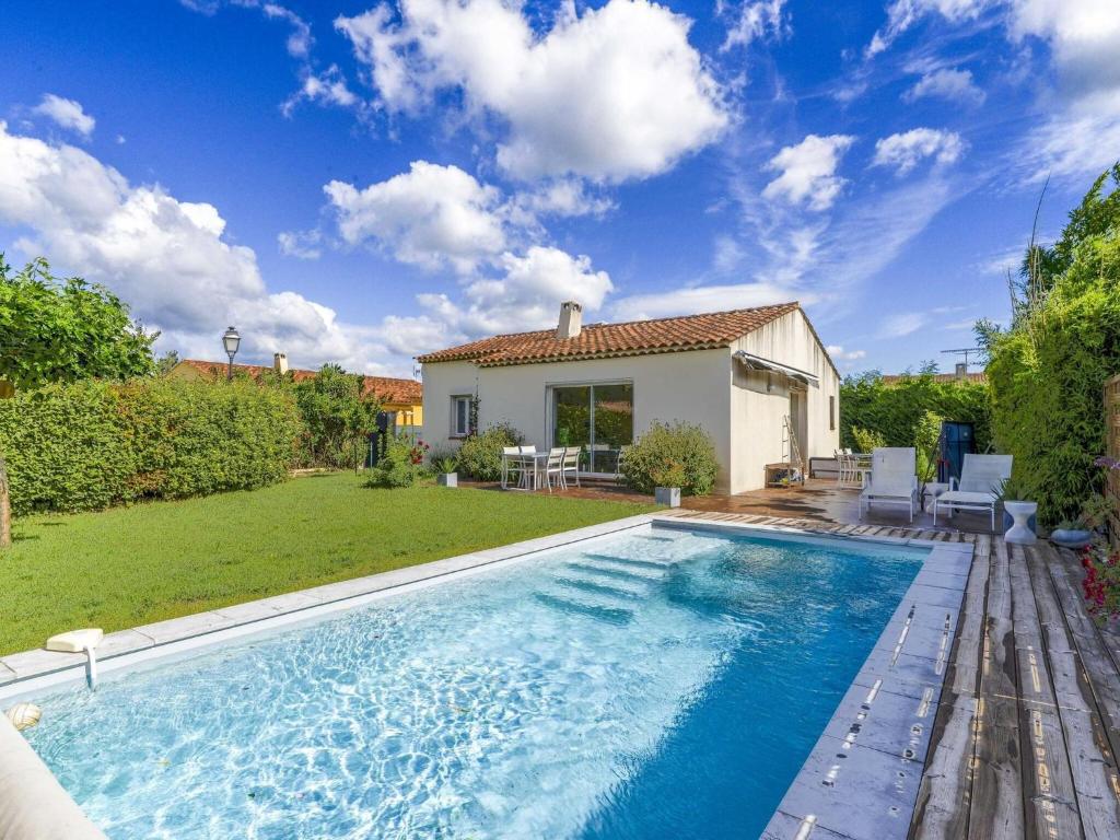 Casa o chalet Quaint Holiday Home in La Roque d'Anthéron with Pool