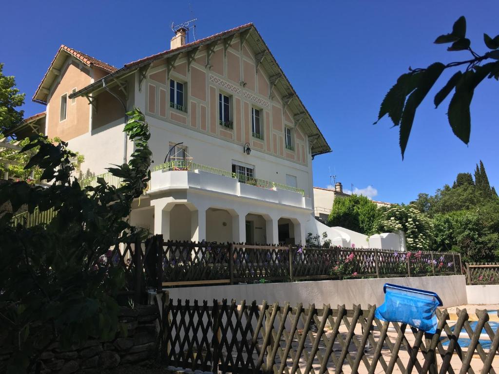 Villa Spacious house, jacuzzi, swimming pool, garden, comfort near tourist sites