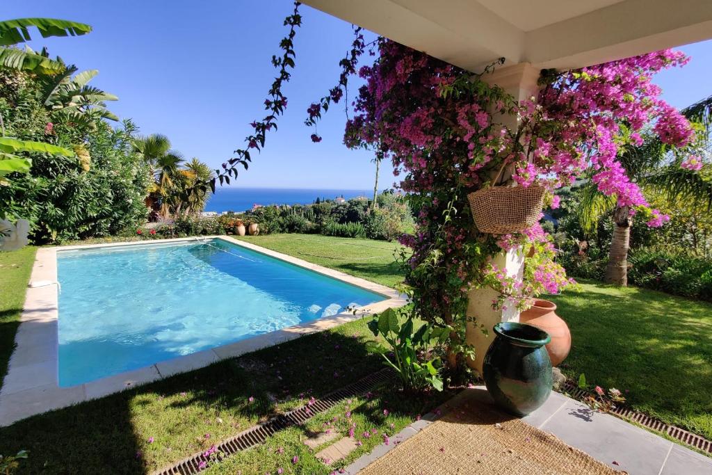 Villa Wonderful and quiet villa with large garden and pool in Nice - Welkeys