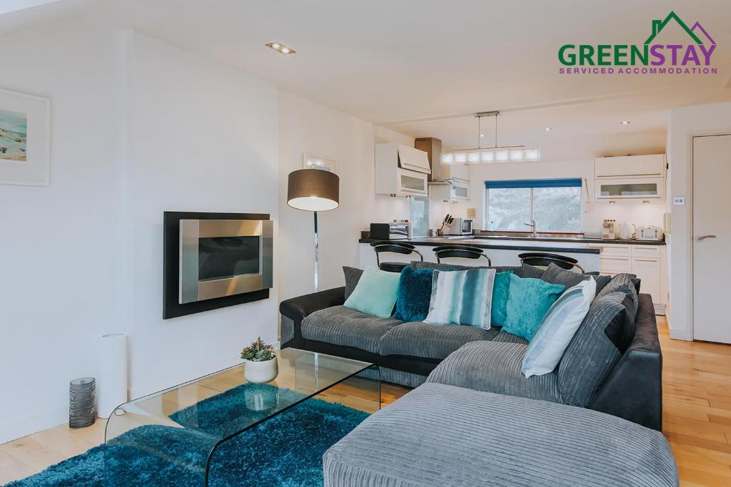 Apartamento "The Penthouse Newquay" by Greenstay Serviced Accommodation - Stunning 3 Bed Apartment - Ideal for Families, Mixed Groups, Contractors and Relocations -Parking , Netflix, Wi-Fi & Close To All Beaches & Restaurants
