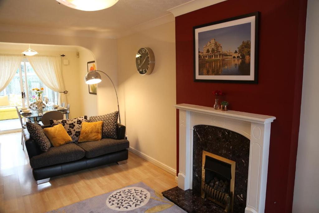 Casa o chalet Stylish and Spacious Home with Garden Views - near MCR Airport and Ample Free Parking