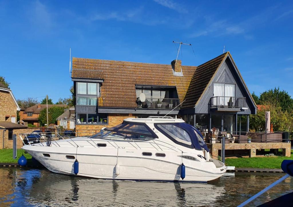 Barco ENTIRE HEATED LUXURY YACHT 3 cabins WIFI sleeps up to 4 Adults or Adults with children over 2 years old LEGOLAND WINDSOR LAPLAND uk ASCOT SAVILLE GARDENS Thorpe Park LONDON HEATHROW